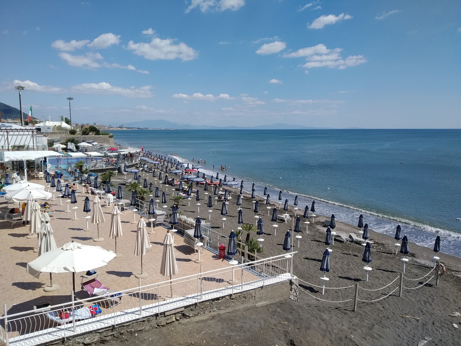 Valokuva Salerno beach IVista. pinnalla sininen vesi:n kanssa