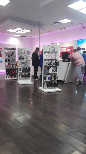 Cell Phone Store «T-Mobile», reviews and photos, 12435 Limonite Ave Suite 550, Mira Loma, CA 91752, USA