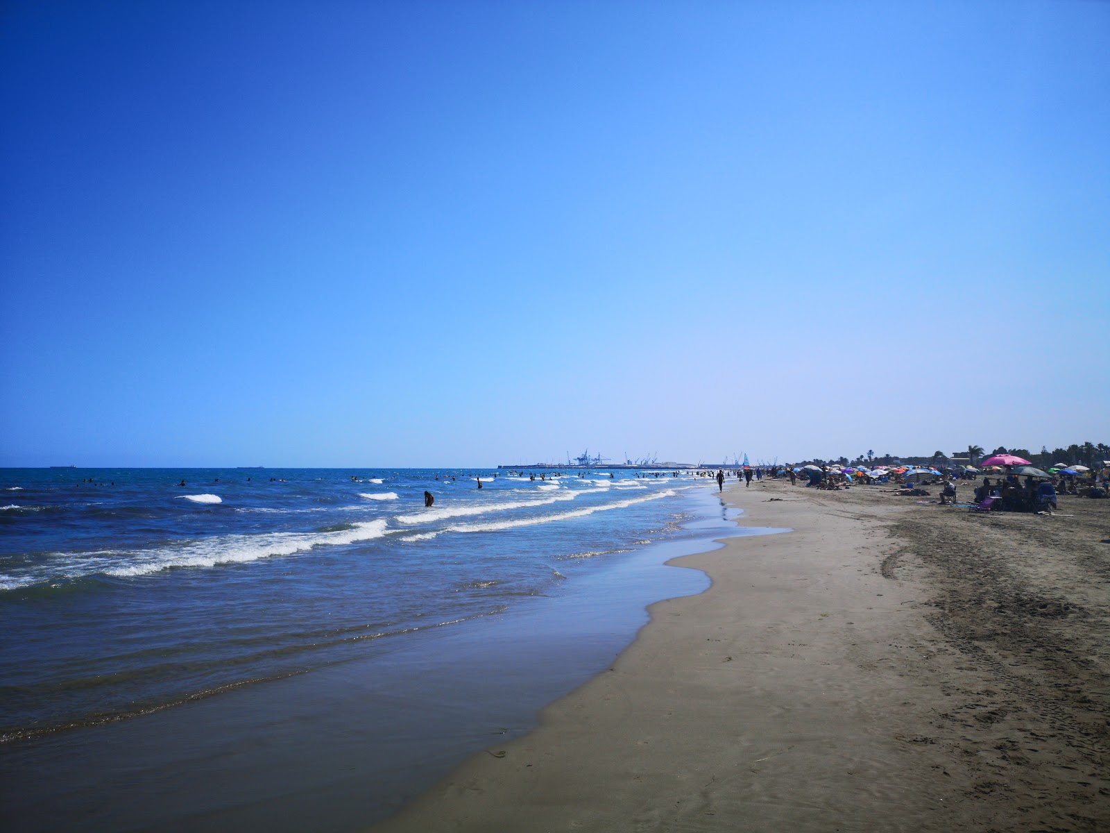 Foto van Platja del Gurugu met bruin zand oppervlakte