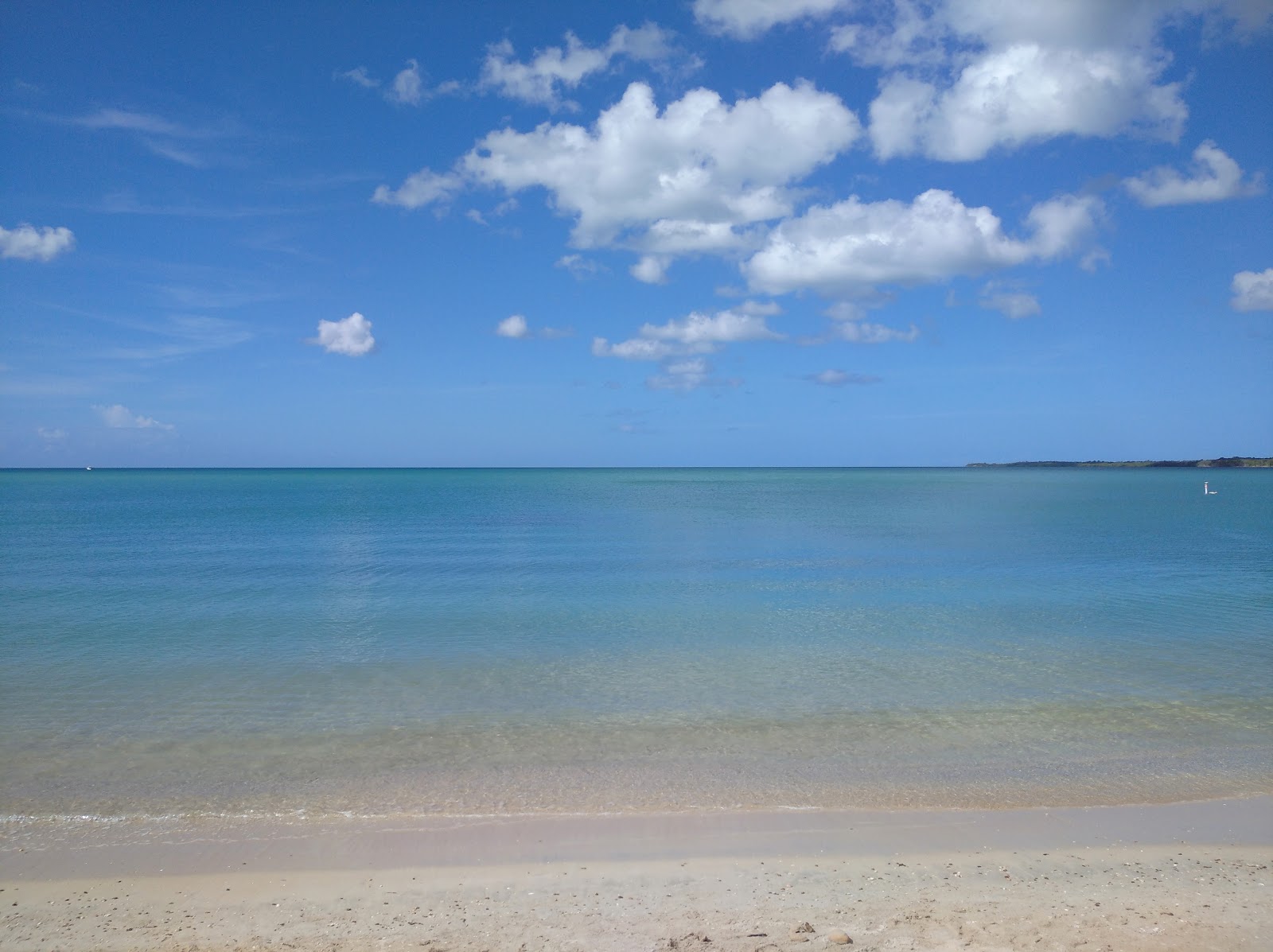 Foto de Playa Tanga - lugar popular entre os apreciadores de relaxamento