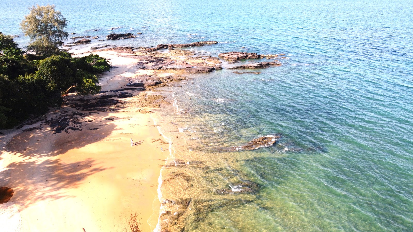 Tanjung Jara Beach'in fotoğrafı dağlarla çevrili