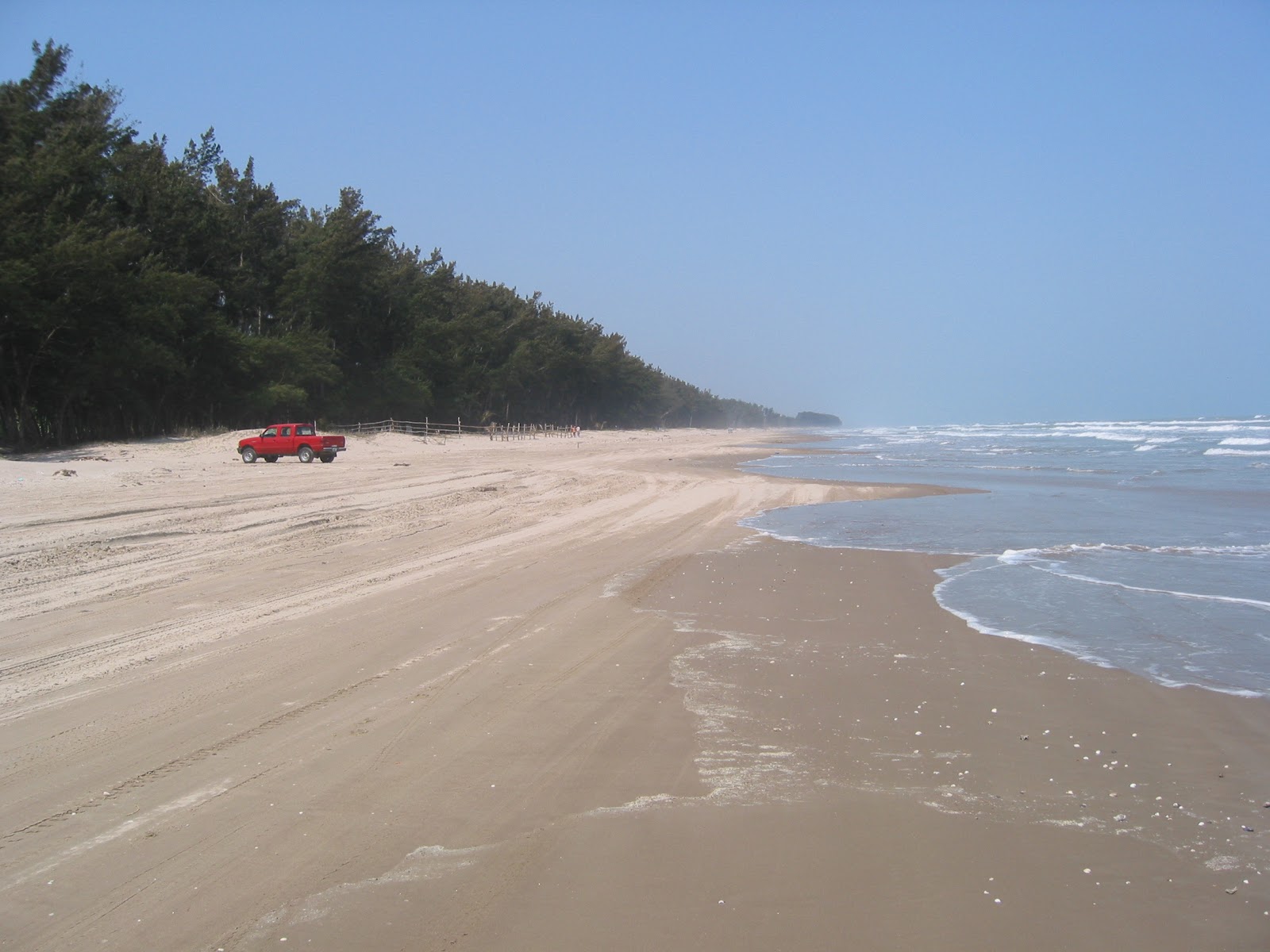 Foto de Playa Tuxpan com água cristalina superfície