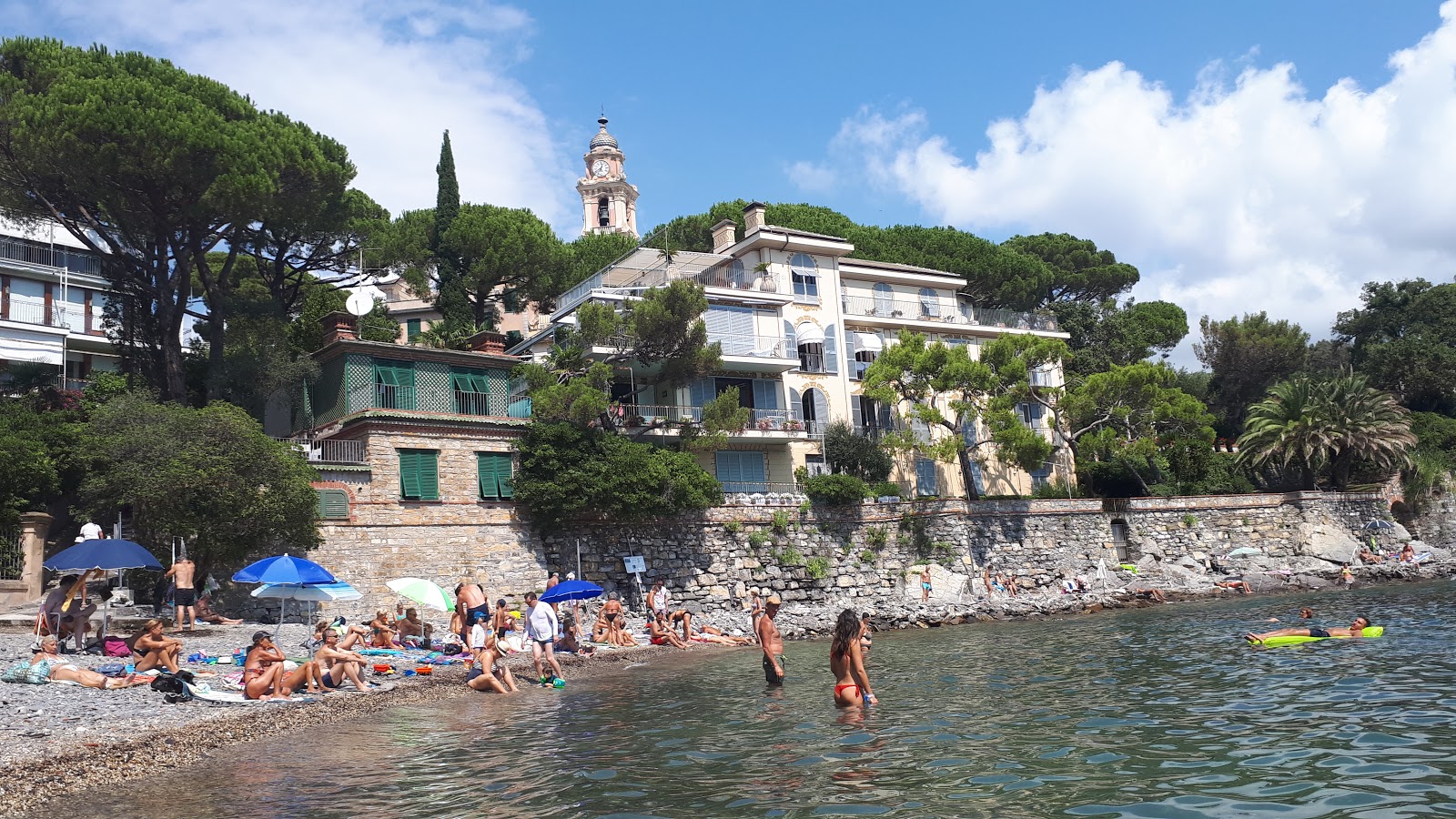 Photo de Spiaggia di Prelo protégé par des falaises