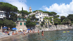 Photo de Spiaggia di Prelo protégé par des falaises