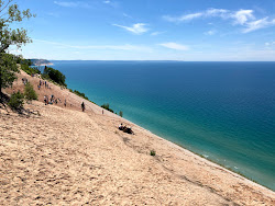 Photo de Sleeping Bear Dunes avec rivage droit, long