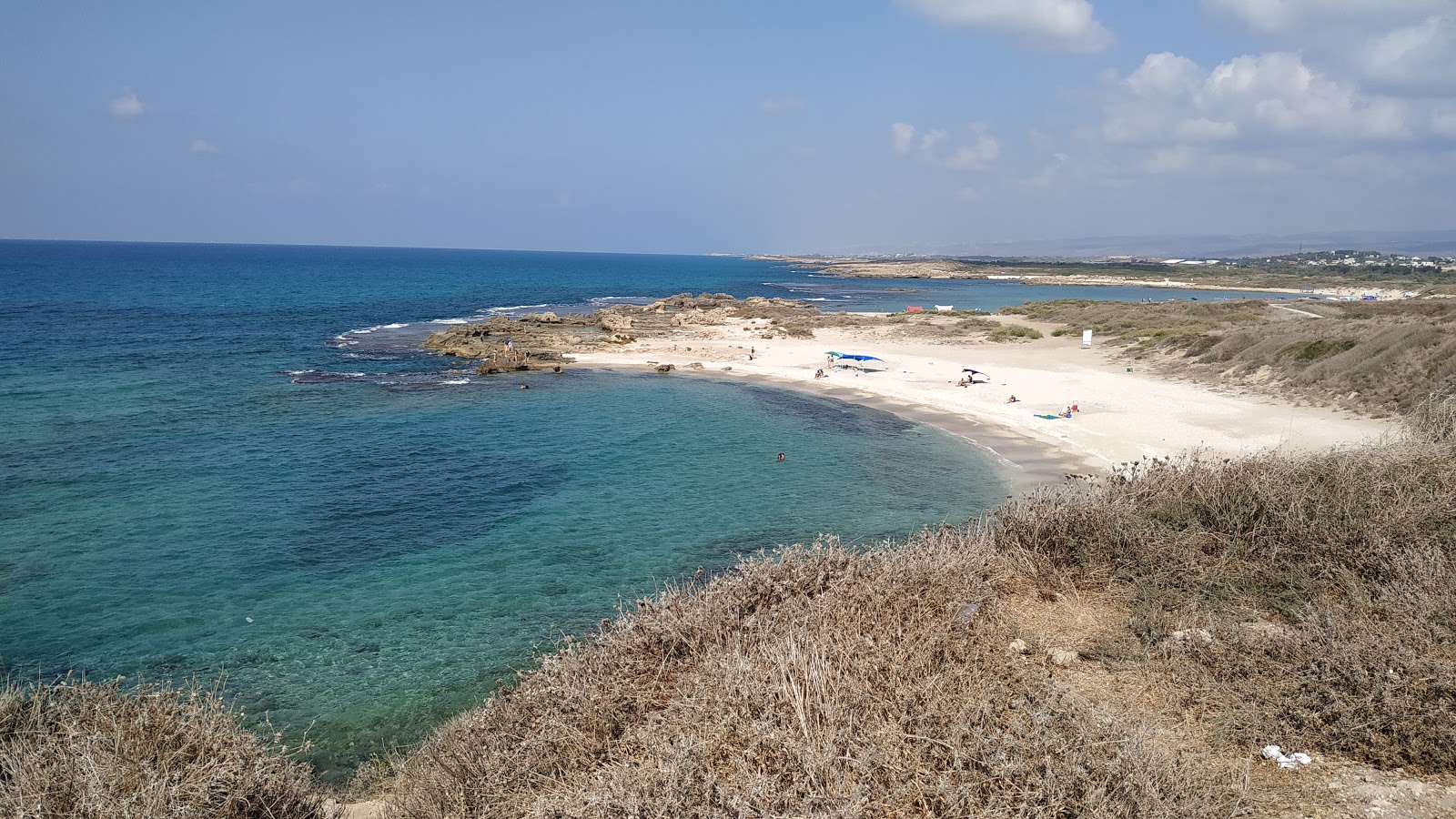 Photo de Nachsholim beach avec l'eau turquoise de surface