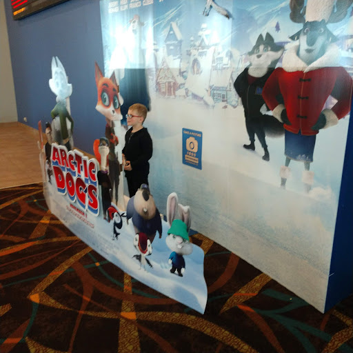 Movie Theater «Regal Cinemas Ronkonkoma 9», reviews and photos, 565 Portion Rd, Ronkonkoma, NY 11779, USA