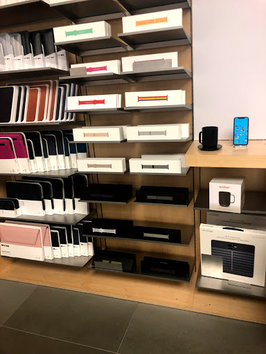 Computer Store «Apple Tysons Corner», reviews and photos, 1961 Chain Bridge Rd, McLean, VA 22102, USA