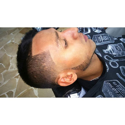 OSCAR Barber Shop - barberia Corte de Cabello para HOMBRES y NIÑOS ; ADEMAS CONTAMOS CON EL SERVICIO DE TOALLA CALIENTE PARA TRAMIENTO FACIAL Y BARBA . - Barbería