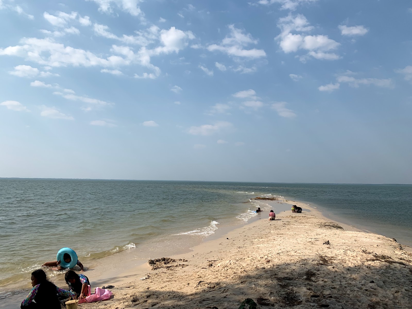 Foto von Suvarn Gleaw Thong Beach und die siedlung