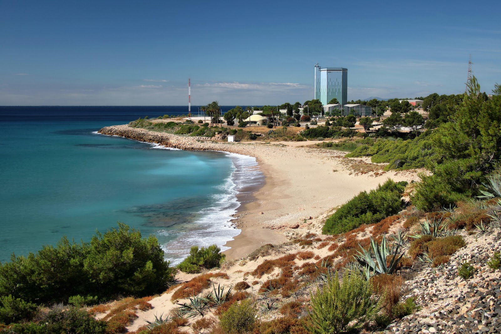 Foto de Cala de Gestel com areia bege superfície