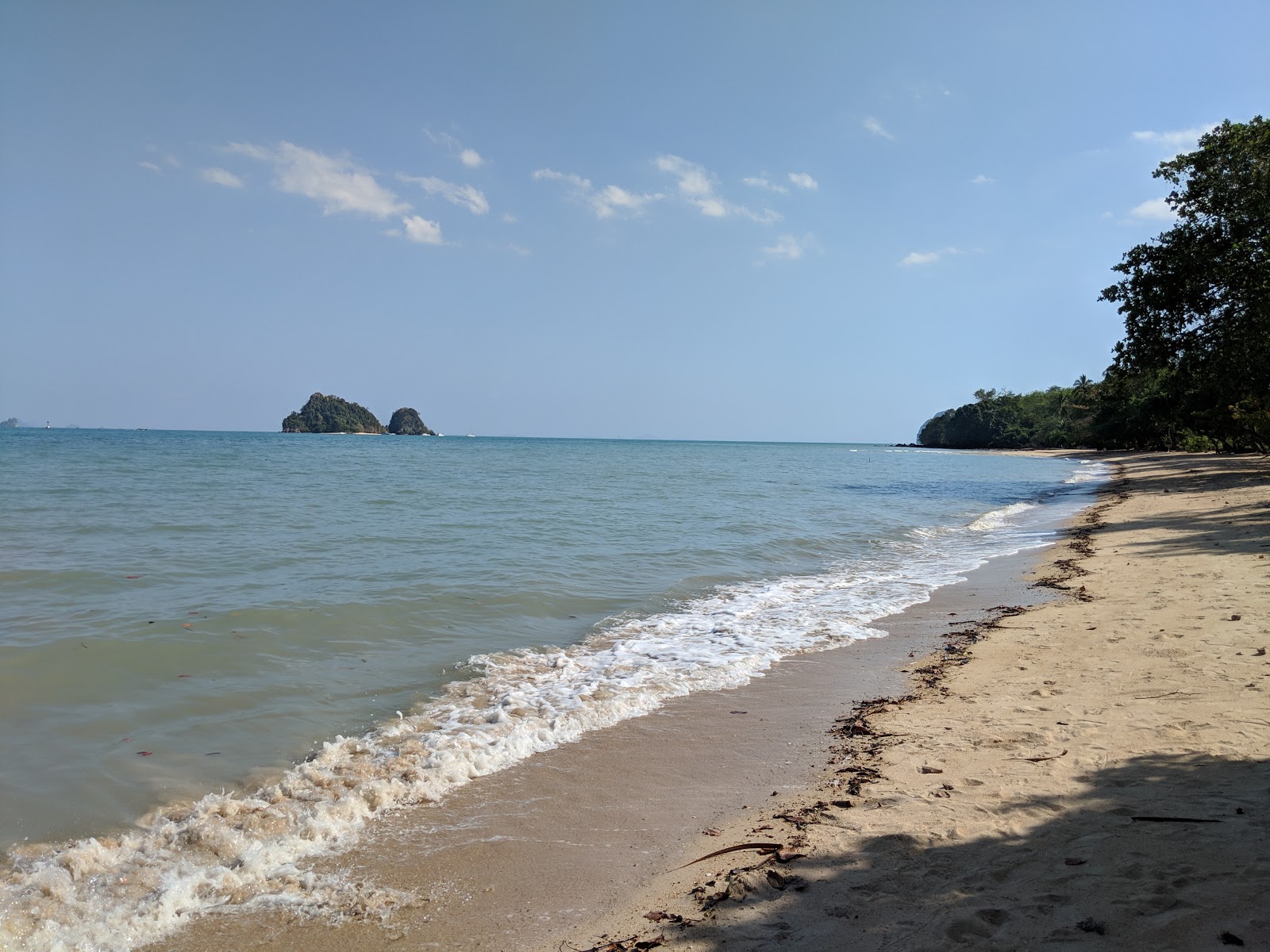 Foto di Lom Le Beach con spiaggia spaziosa