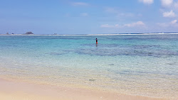 Photo de Tampah Beach protégé par des falaises