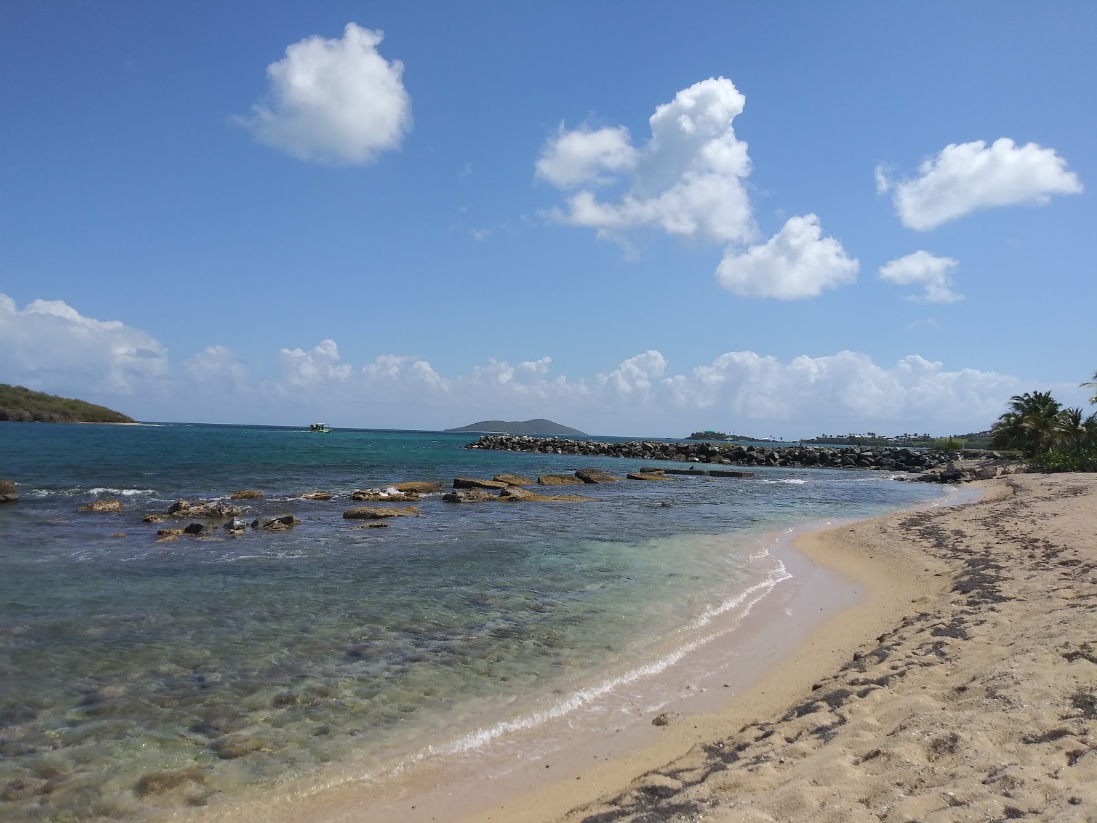 Foto de Tamarind Reef beach II con arena brillante y rocas superficie