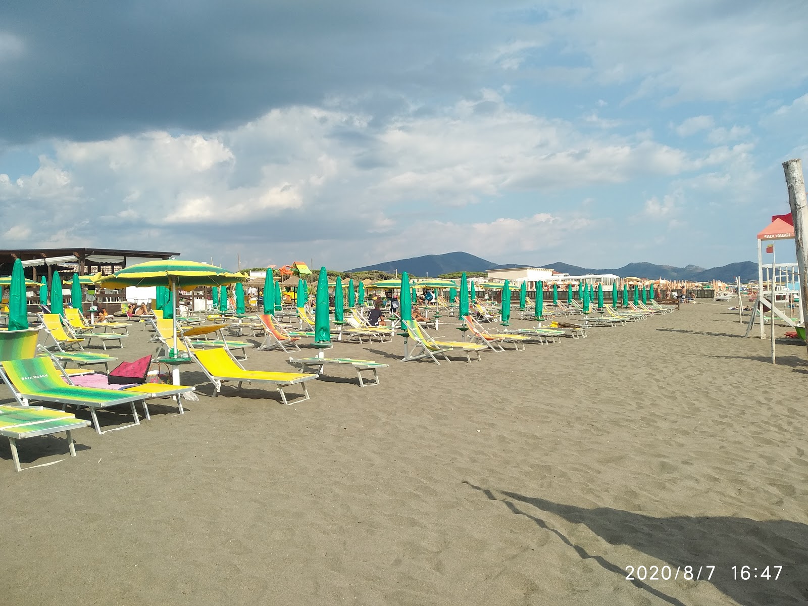 Φωτογραφία του Baia Domizia beach και η εγκατάσταση