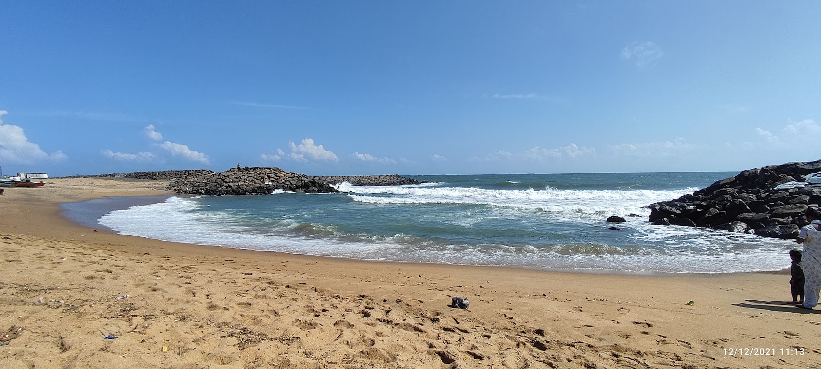 Ennore Thazankuppam Breakwater Beach View的照片 带有明亮的沙子表面