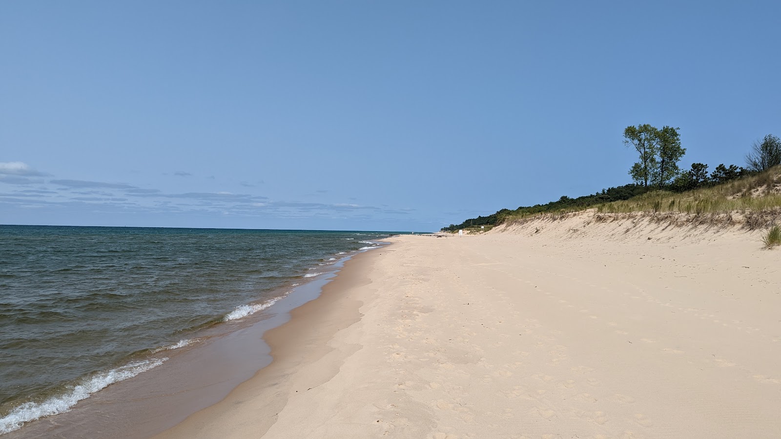 Benona Township Beach的照片 带有明亮的细沙表面