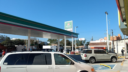 Gasolinera y Tienda de Conveniencia 13327.