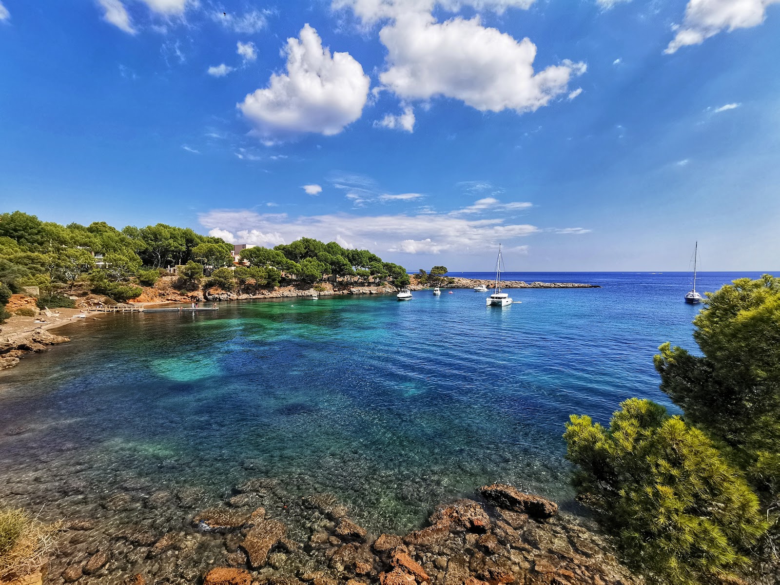 Fotografie cu Platja de Mardavall cu o suprafață de pietre