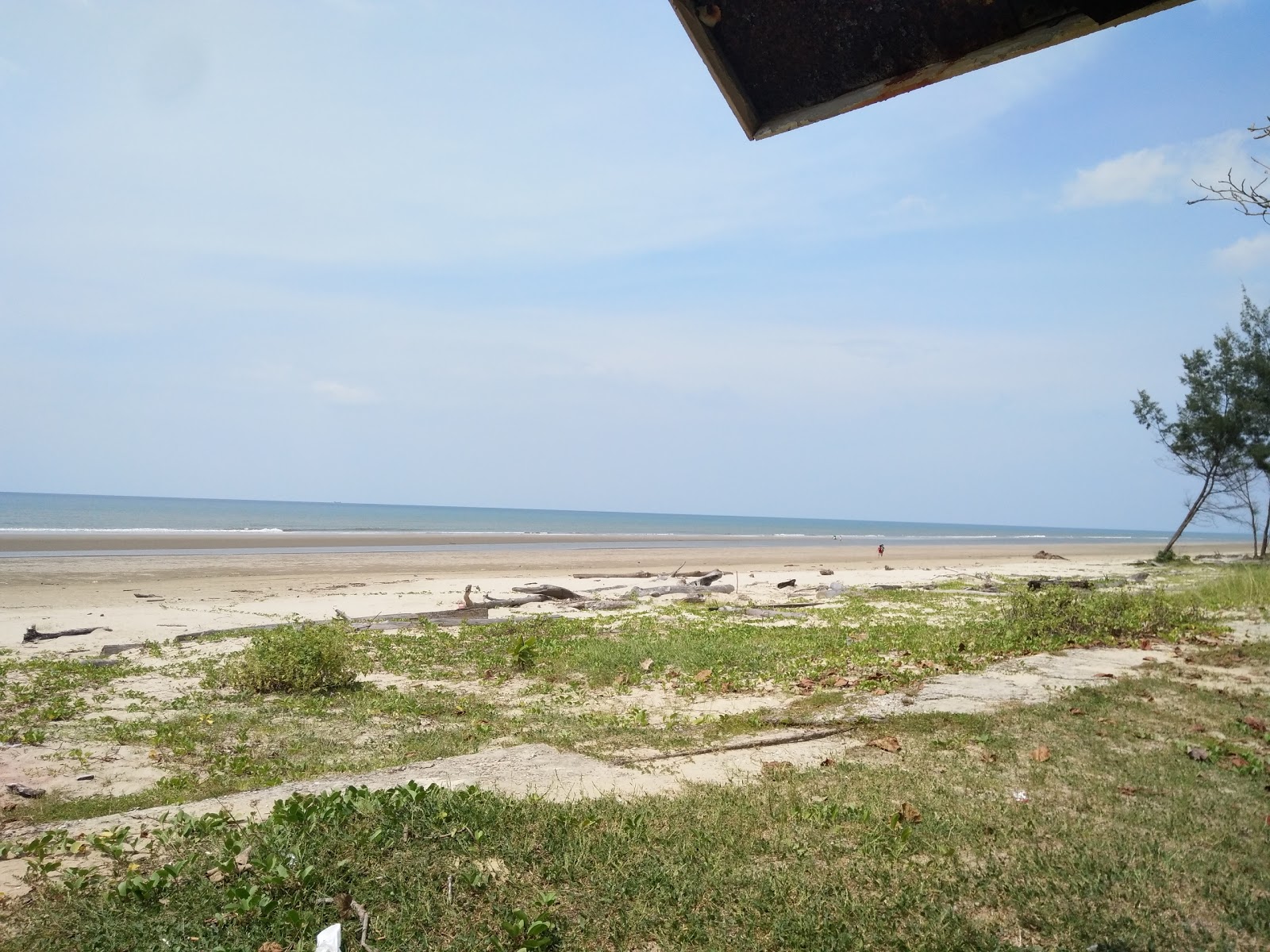 Photo de Belait Beach avec rivage droit, long