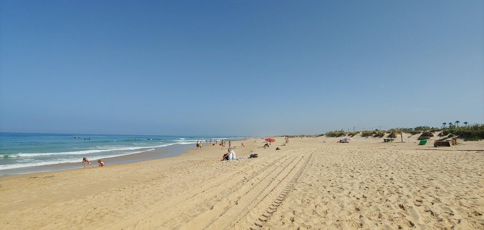 Foto di El Palmar Beach con una superficie del sabbia luminosa