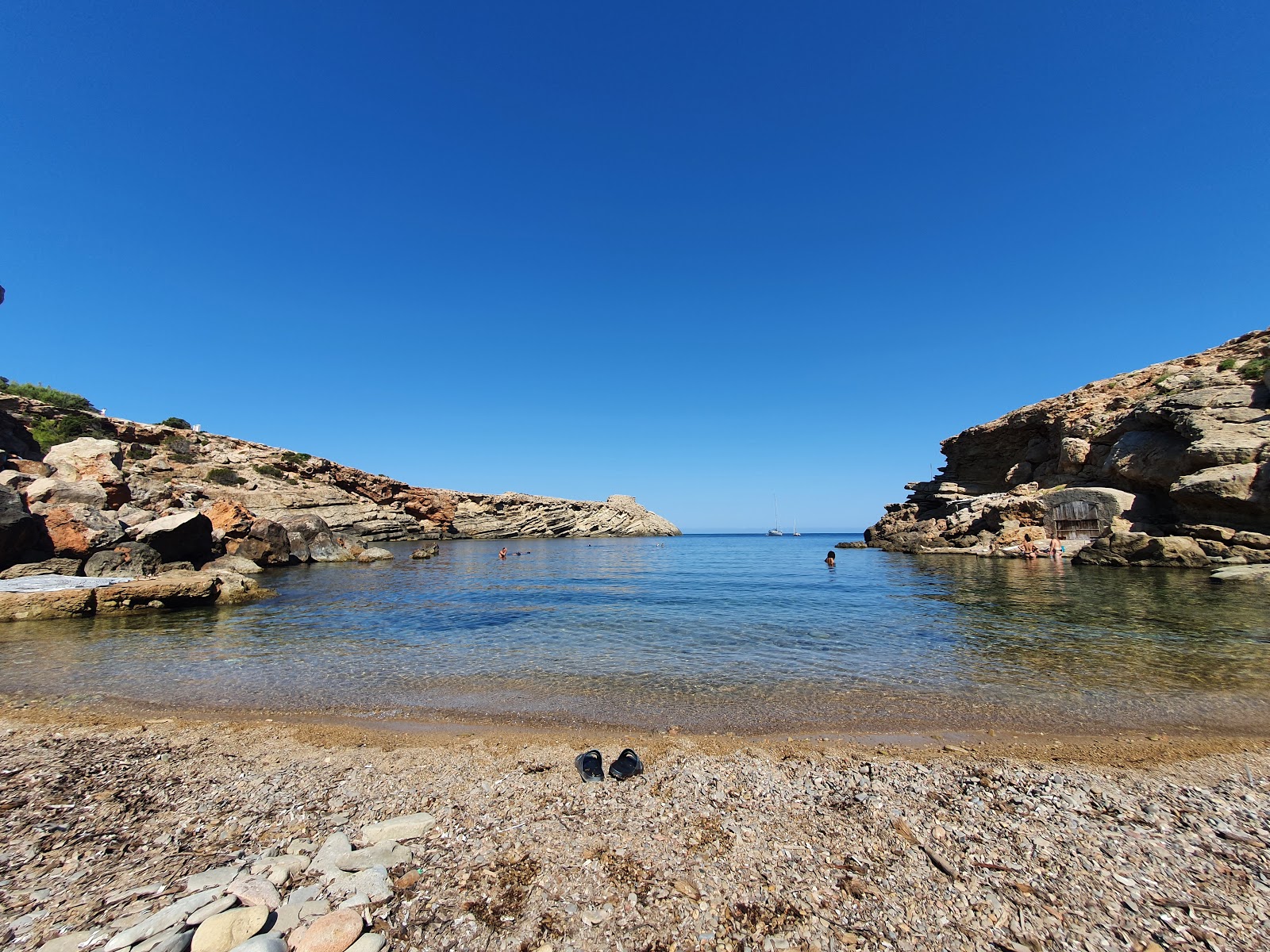 Foto von Platja de Sa Galera umgeben von Bergen