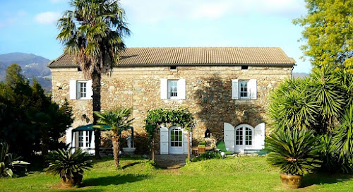 Lodge Villa La Casalamadonna : Location belle villa de vacances de charme en pierres pour 10 à 11 personnes, avec 5 chambres, terrasse, jardin, piscine chauffée, dans un domaine bord de mer, station balnéaire Haute-Corse, Corse Santa-Lucia-di-Moriani