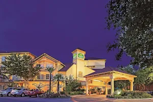 La Quinta Inn & Suites by Wyndham Houston Galleria Area image