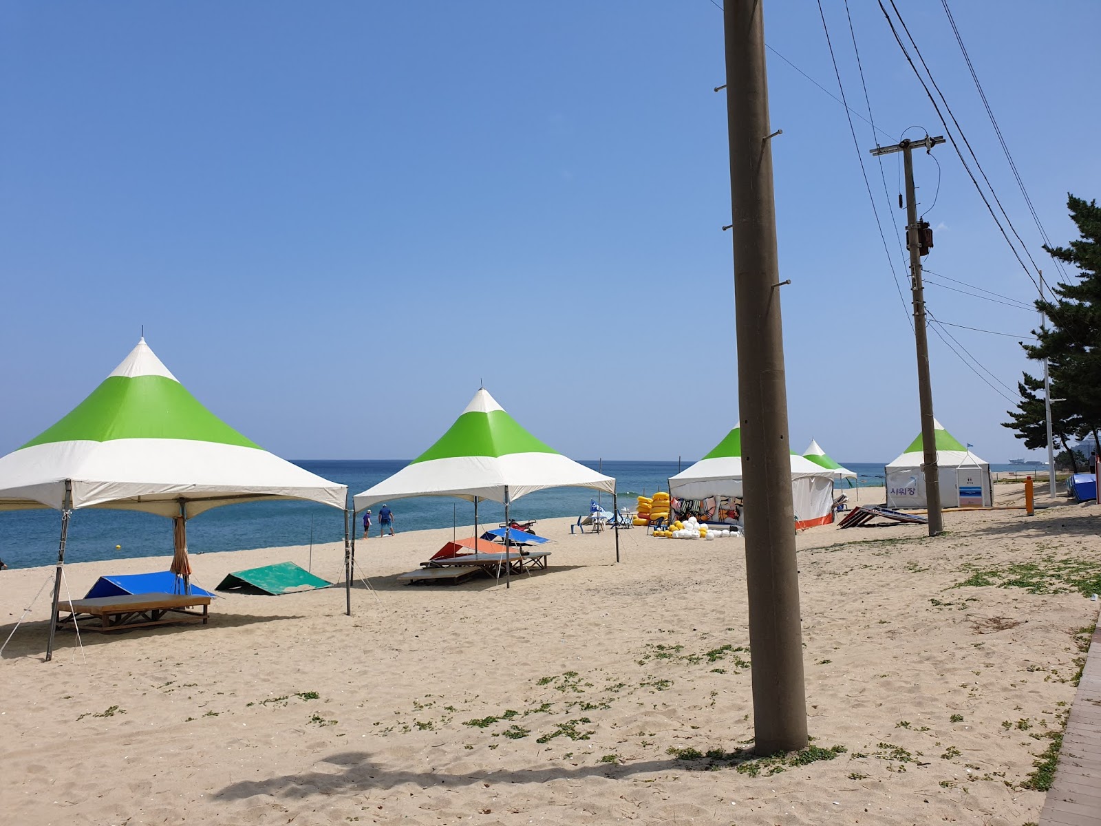 Foto de Deungmyeong Beach com reto e longo