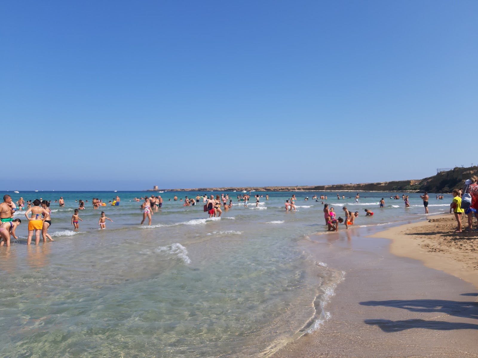 Foto de Playa Magaggiari con agua cristalina superficie