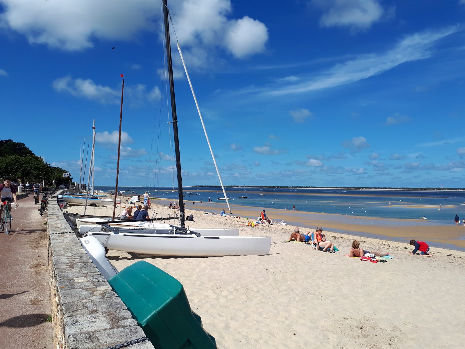 Photo of Plage des Arbousiers with bright sand surface
