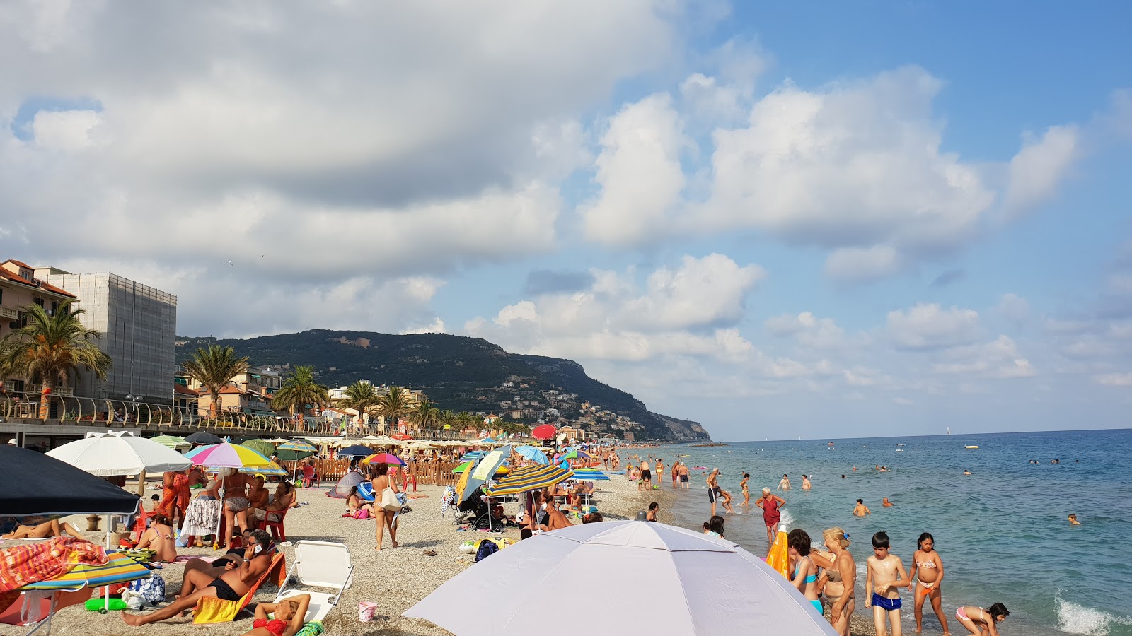 Foto av Spiaggia di Borgio och bosättningen