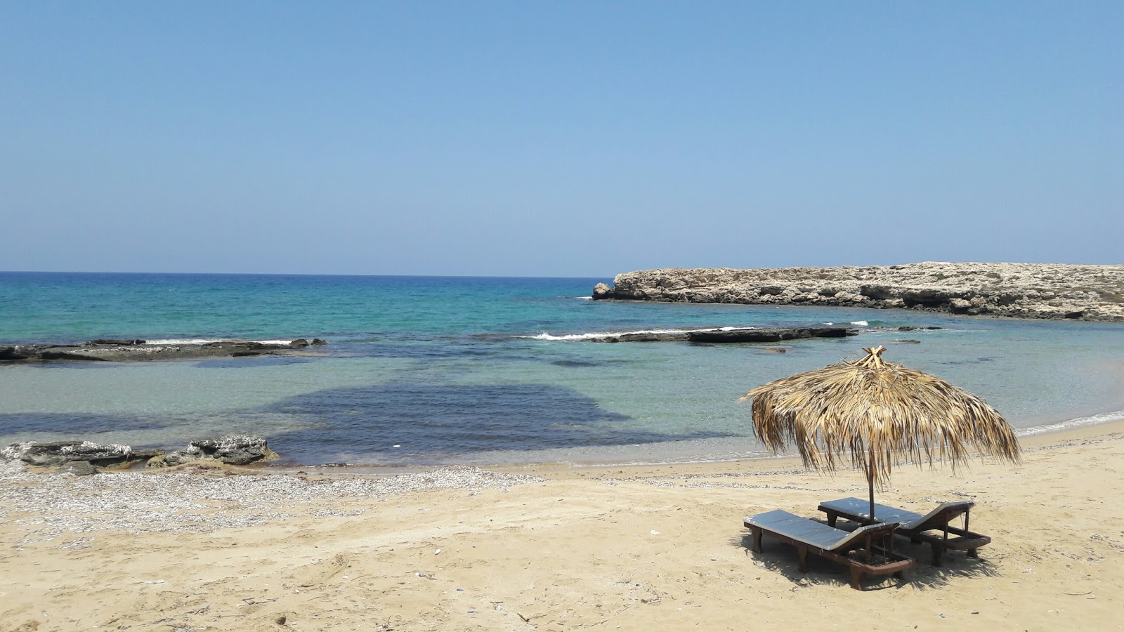 Foto van Yeni Erenkoy met blauw puur water oppervlakte