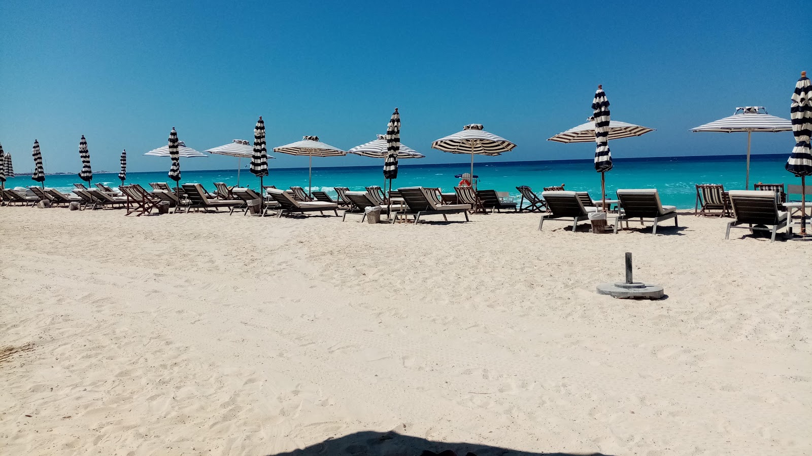 Foto de North Marassi Beach - lugar popular entre os apreciadores de relaxamento