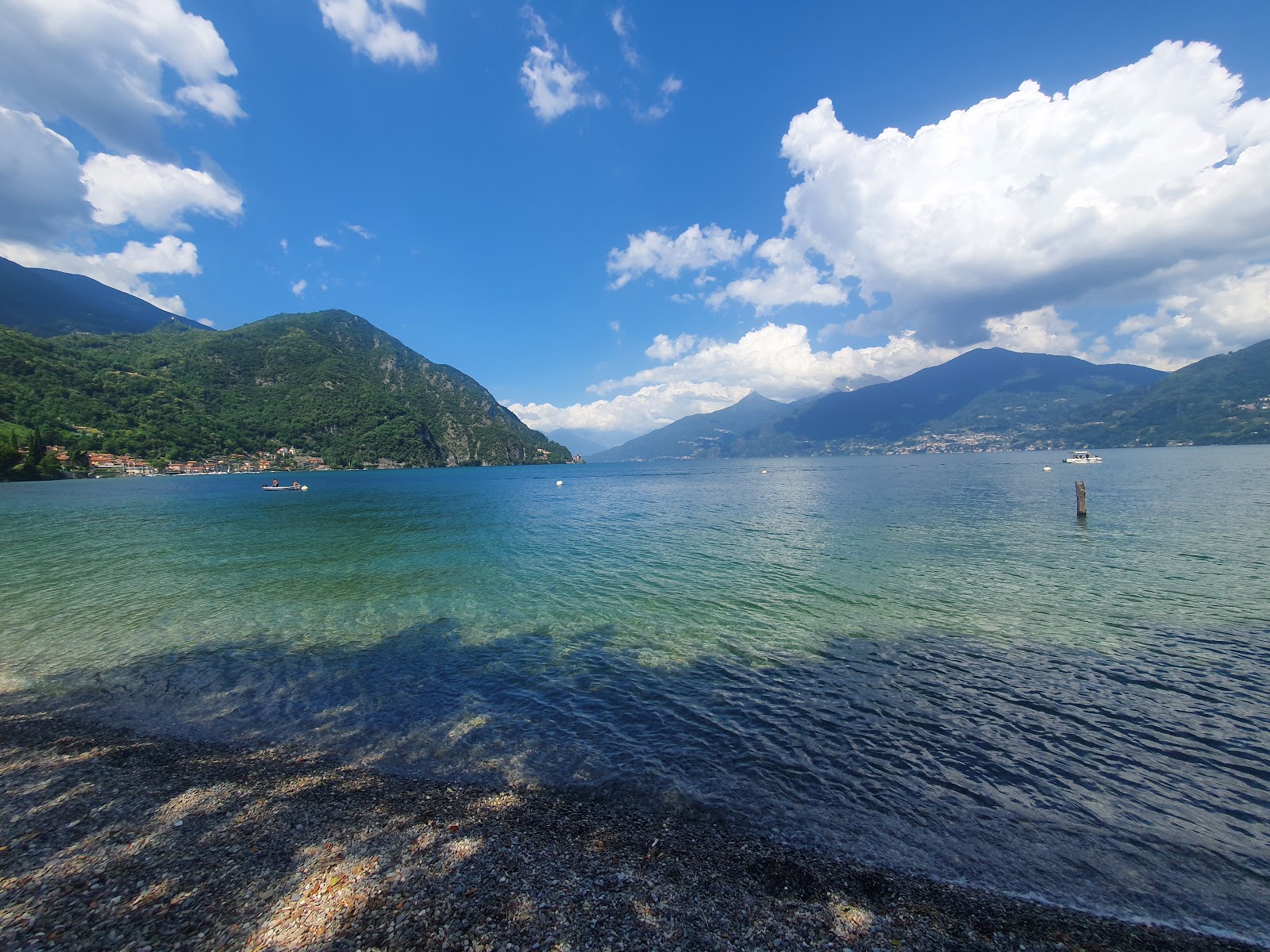 Spiaggia Lerai'in fotoğrafı uçurumlarla desteklenmiş