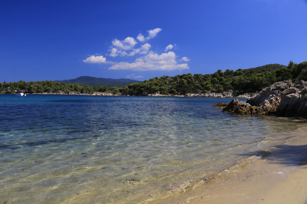 Valokuva Lagonis beach Vista. pinnalla sininen puhdas vesi:n kanssa