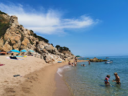 Foto di Cala Roca Grossa circondato da montagne