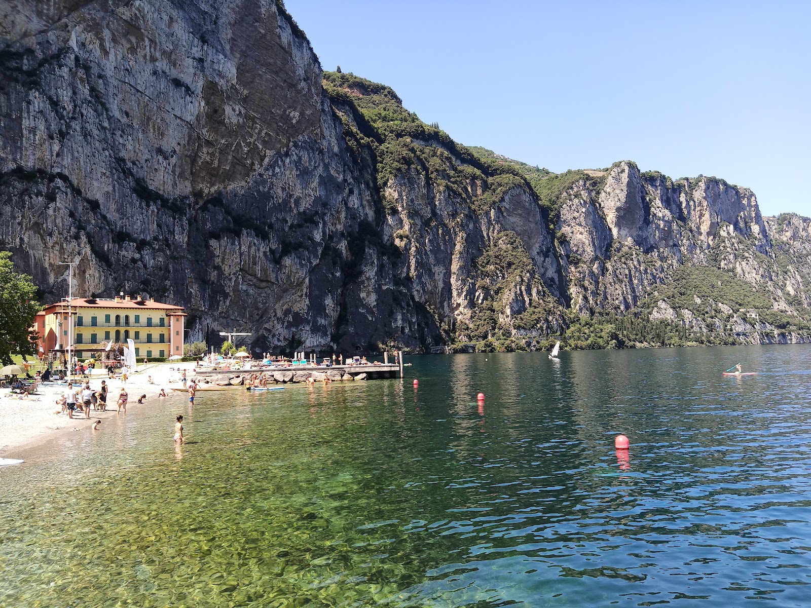 Foto van Spiaggia Campione del Garda met hoog niveau van netheid
