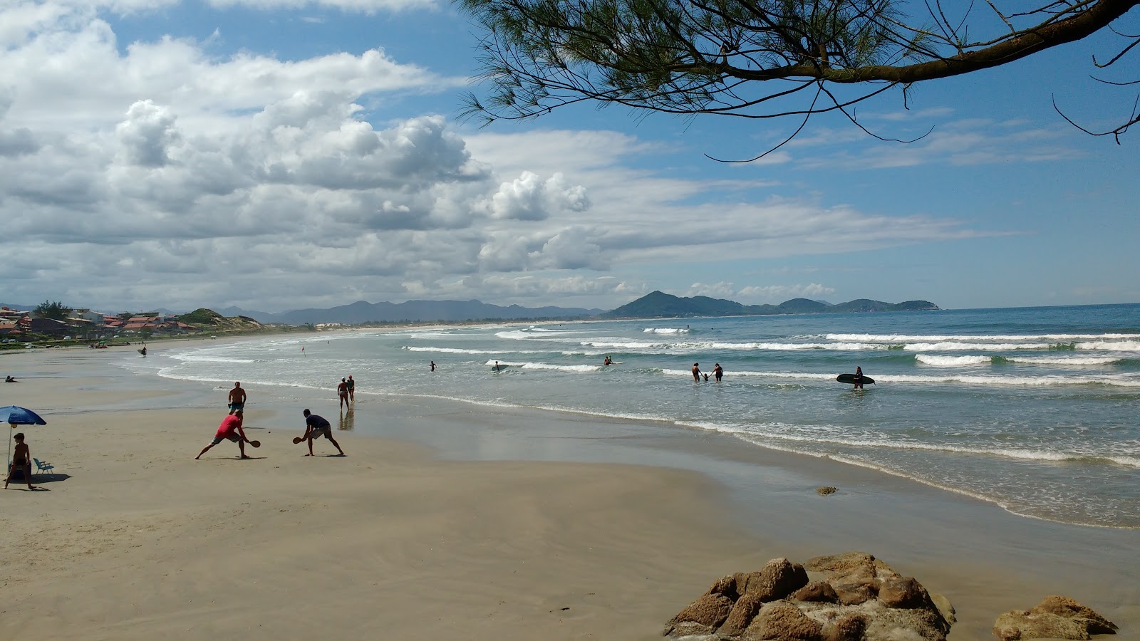Foto av Praia da Ribanceira omgiven av klippor
