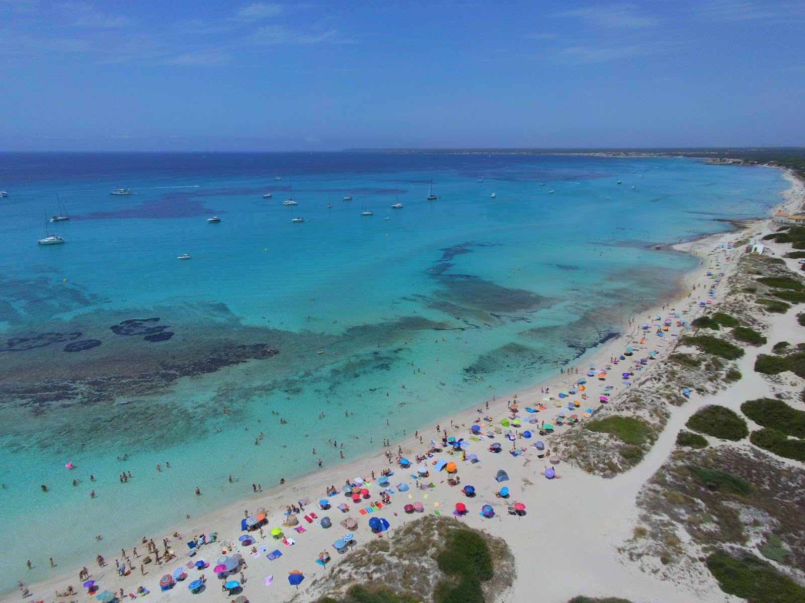 Foto von Platja Des Trenc mit feiner weißer sand Oberfläche