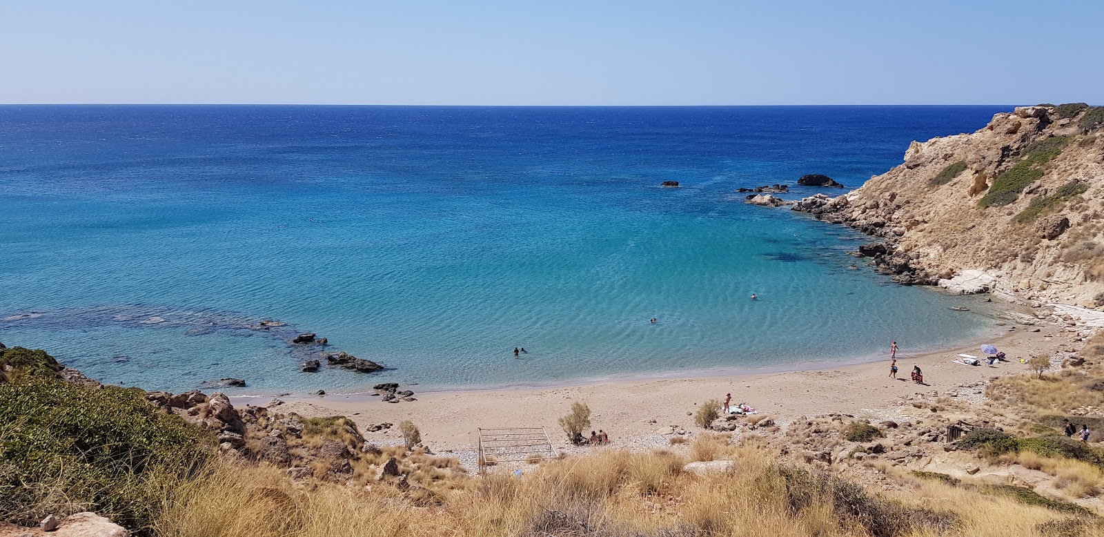 Foto av Ammoudi beach och dess vackra landskap