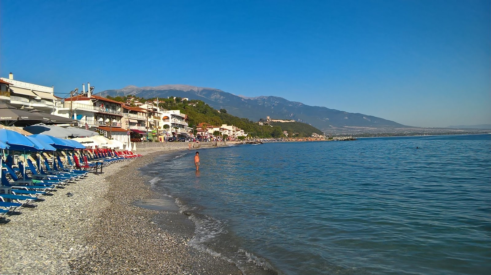 Zdjęcie Platamon beach z powierzchnią szary piasek i kamyczki