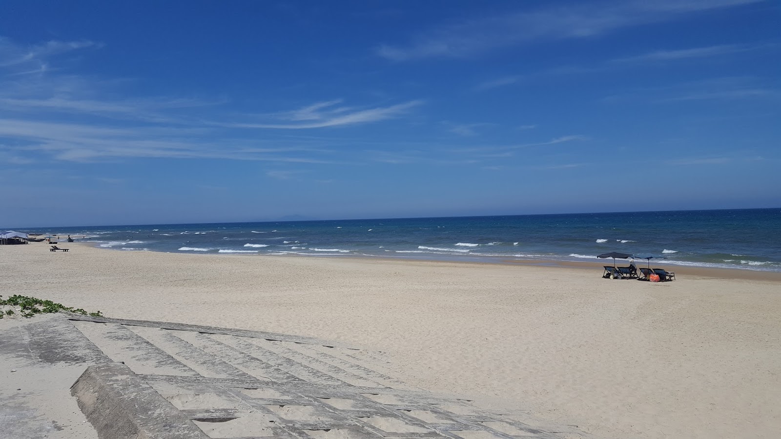 Φωτογραφία του Binh Minh Beach με λεπτή μπεζ άμμος επιφάνεια