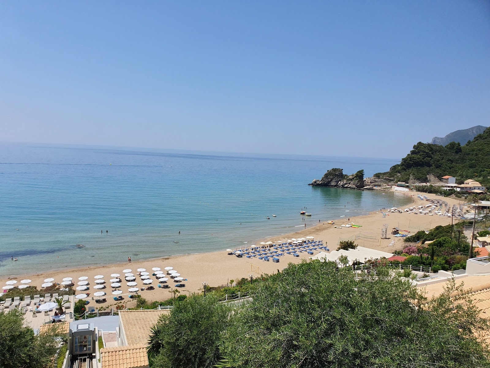 Fotografija Plaža Kontogialos z prostoren zaliv