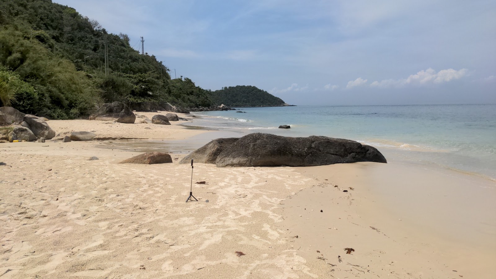 Foto von Koko Beach umgeben von Bergen