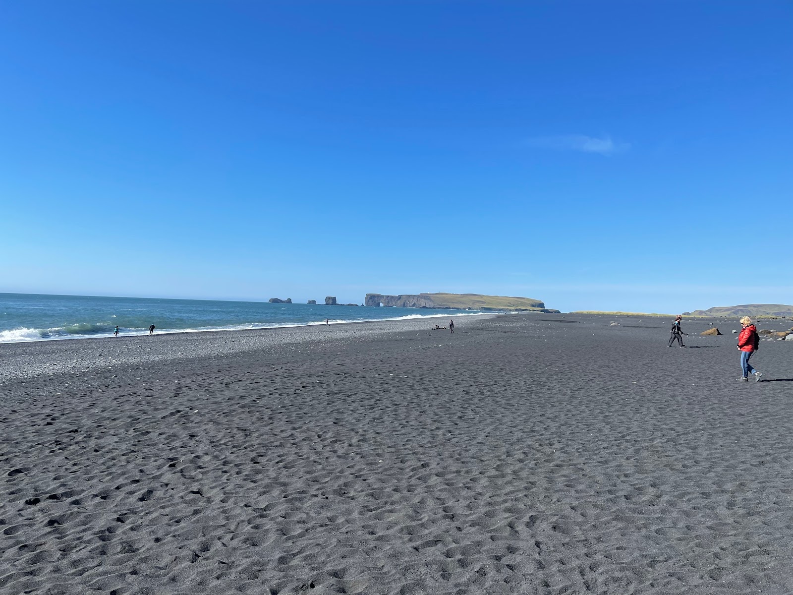 Valokuva Reynisfjara Beachista. ympäröity vuorilla