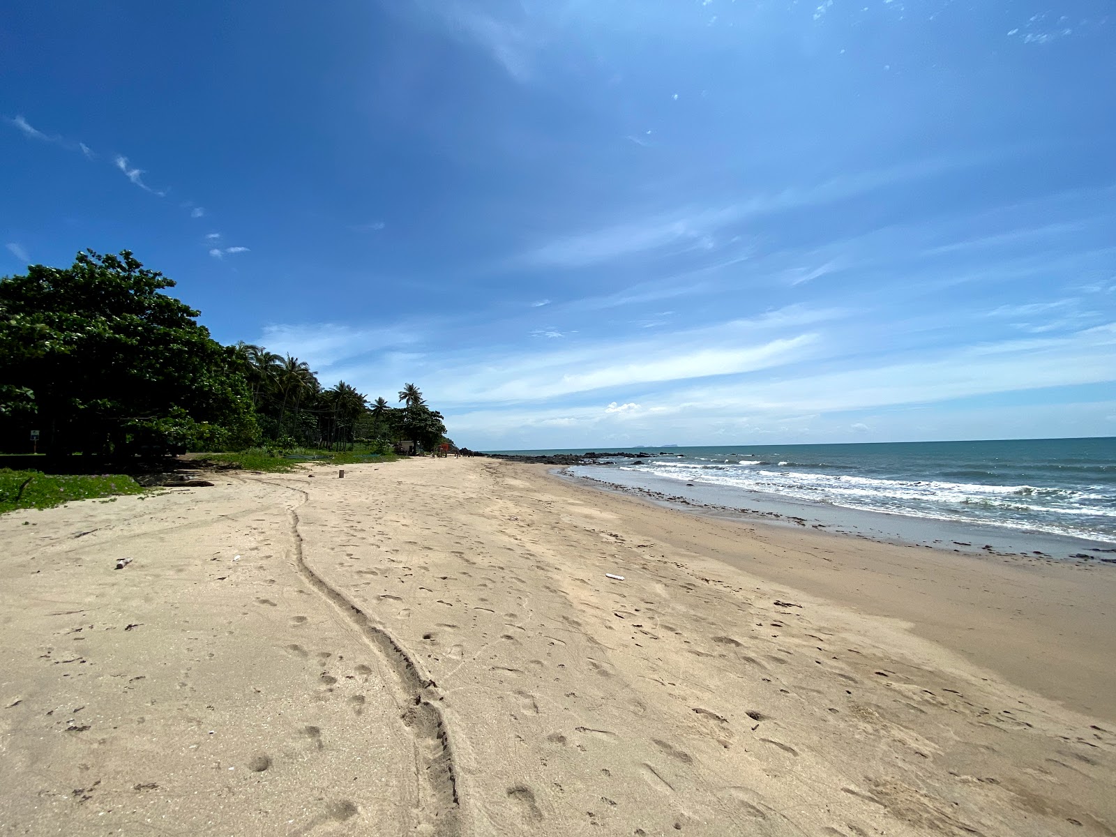Foto de Khlong Hin Beach com areia clara e rochas superfície