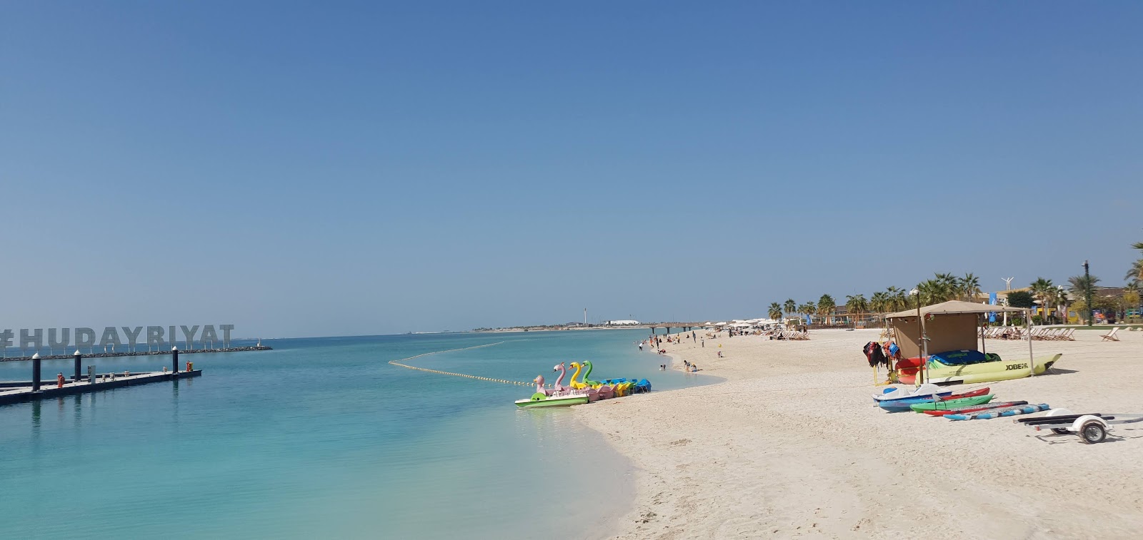 Foto von Al Hudayriat Beach und die siedlung