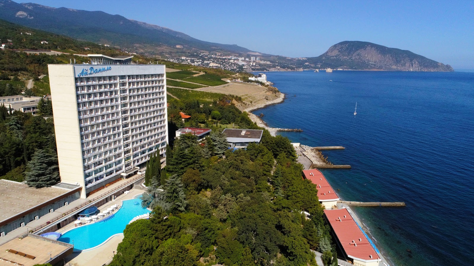 Zdjęcie Ay-Danil beach poparte klifami
