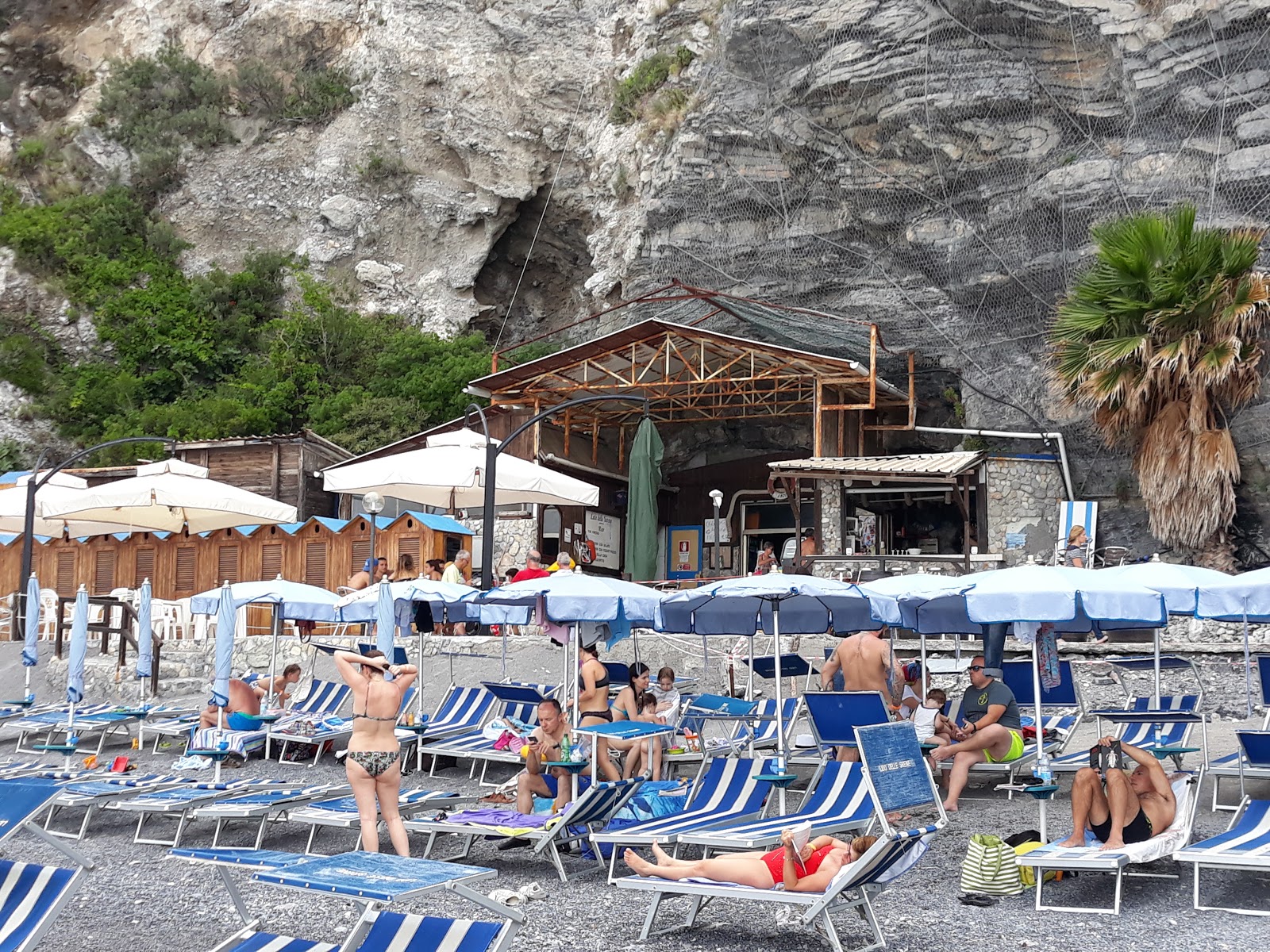 Fotografija Sirene beach obkrožen z gorami